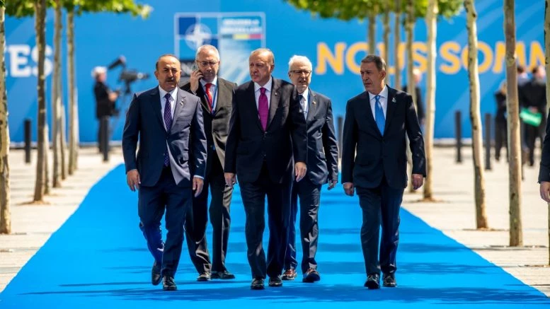 Σε εξέλιξη η συνάντηση Τσίπρα-Ερντογάν στις Βρυξέλλες – Σύντομος διάλογος Καμμένου-Τσαβούσογλου – Τα θέματα που απασχολούν το ΝΑΤΟ και «πιέζουν» τον Σουλτάνο